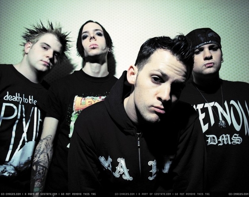 Good_Charlotte-2002-Set_05-03--large-msg-118944766779.jpg